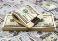 تیغ تیز ترامپ بر بازار ارز ایران | خریداران دلار از بلاتکیفی درآمدند؟