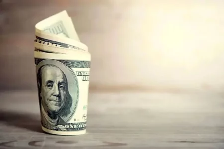 سقوط آزاد قیمت دلار در بازار آزاد (۱۷ اردیبهشت)