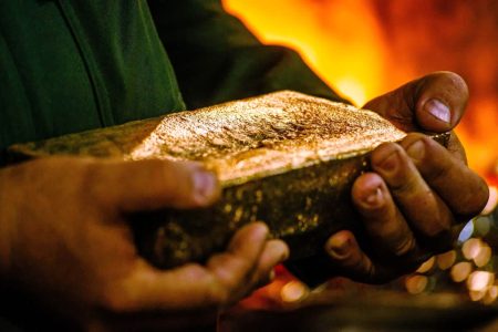 طلای جهانی نزدیک کف سه‌هفته‌ای؛ نگاه‌ها به سخنرانی پاول دوخته شد