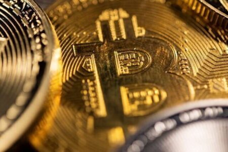 قیمت ارز‌های دیجیتال امروز جمعه ۲۶ دی/ بیت‌کوین از سقف جدید عقب نشست