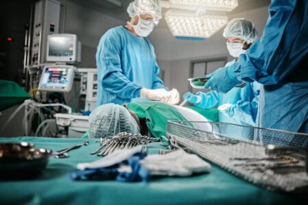 جراحی موفق کودک مبتلا به تومور بدخیم در دومین روز جنگ