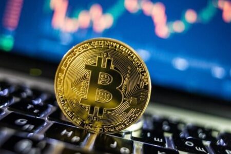 قیمت بیت‌کوین کاهشی شد/ ورود به کانال ۷۱ هزار دلار