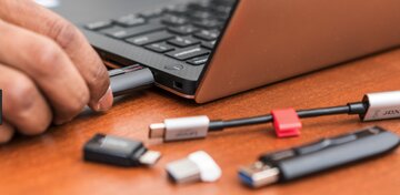 اخطار: هر چیزی را به پورت USB لپتاپ خود وصل نکنید! اخطار: هر چیزی را به پورت USB لپتاپ خود وصل نکنید!