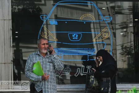 دلار ۴ درصد ریخت، ۲۰۷ فقط ۲.۹ درصد / خودرو زیر فشار دلار کوتاه می‌آید؟