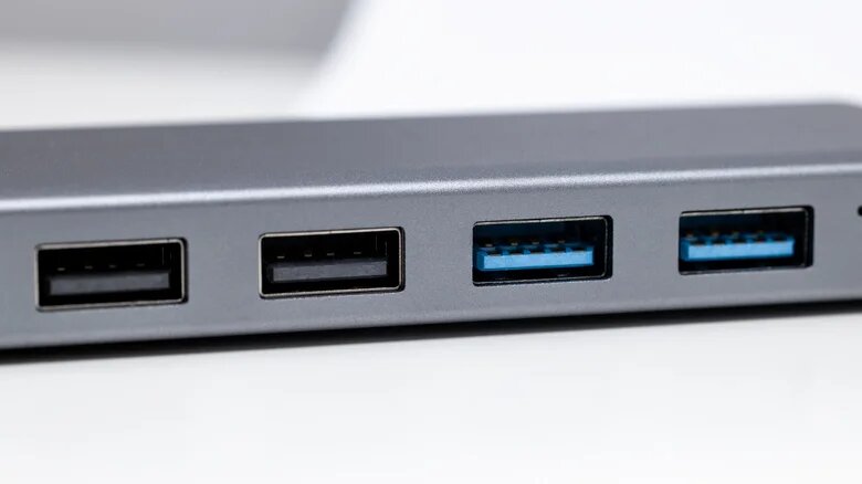 علامت D کنار پورت USB چه کاربردی دارد؟